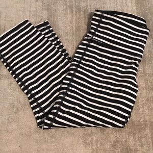 Athleta Black and White Chaturanga Capri